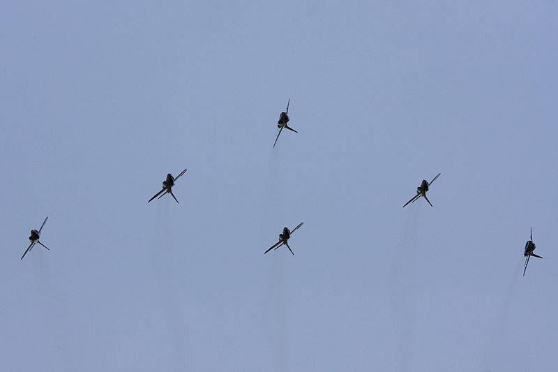 File:Japan air self defense force Kawasaki T-4 Blue Impulse RJAH Bon ton Roll.JPG