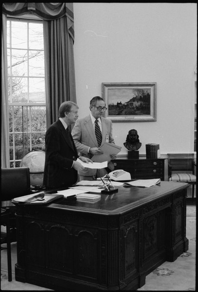 File:Jimmy Carter with Robert Lipshutz - NARA - 173473.tif