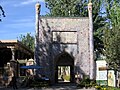 Portail d'entrée. Jardin ombragé entre le mausolée (à dr.) et la double mosquée du sud, funéraire (à g.).