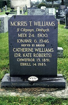 Ein Grabstein aus Schiefer, darauf in goldener Schrift die Namen des Ehepaares Morris T. Williams und Kate Roberts.