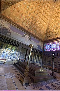 Crematoriu (1908–10), interior, cu un design stilizat de brad pe tavan. Mai târziu au fost adăugate picturile simboliste de L’Epplattenier.