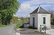 Le poids public face à la mairie.