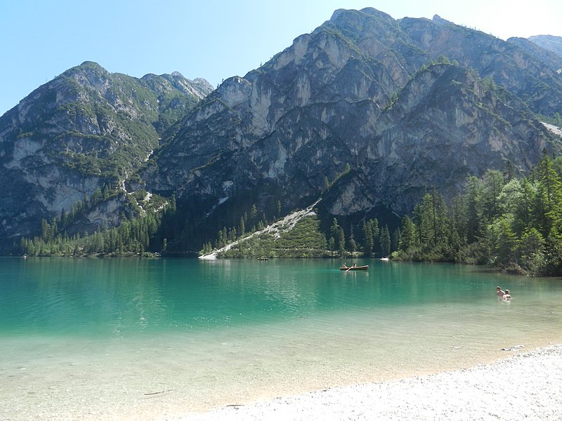 File:Lago di Braies 2 - panoramio.jpg