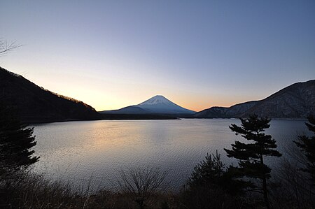 Tập_tin:Lake_Motosu02.jpg