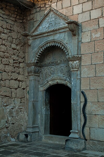 File:Lalish temple entryway.jpg