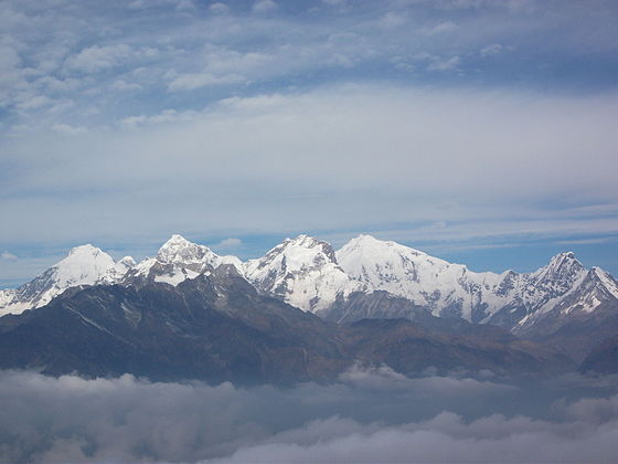 Горы протягиваются. Манаслу вершина. Вершина Манаслу в Гималаях. Langtang гора. Кангри Лхацен.