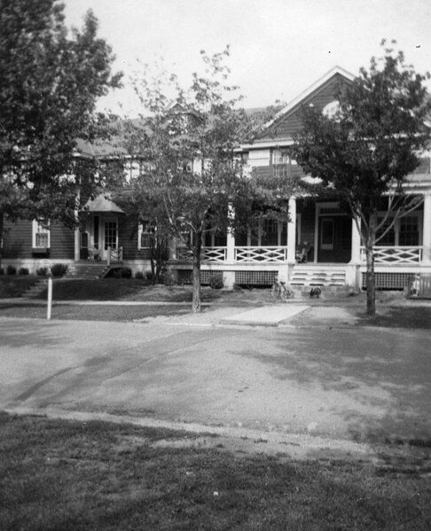 File:Le King Edward se trouvant à Riverbend en 1948, Alma (Québec).jpg