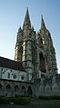 Le cloître et la façade de l'ancienne église abbatiale.