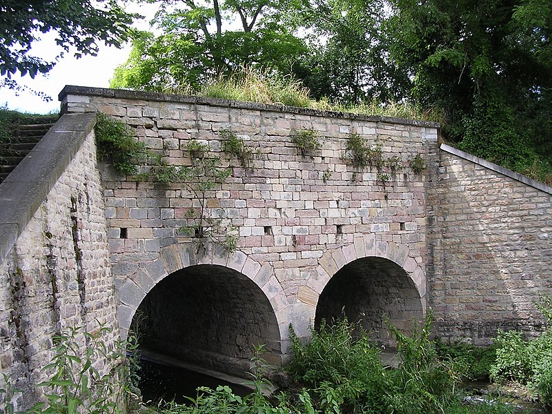 File:Le pont-aqueduc des Arvaux 2.JPG