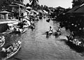 Klong à Bangkok et vendeurs de fruits et légumes en pirogues en 1961