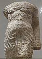 פסל (קורוס?) פיניקי, אבן גיר, המאה ה־8 לפנה"ס