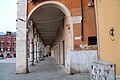 Loggiato del Palazzo delle Logge a Carrara in Piazza Alberica.Lato del Palazzo che si affaccia su Via Rossi.