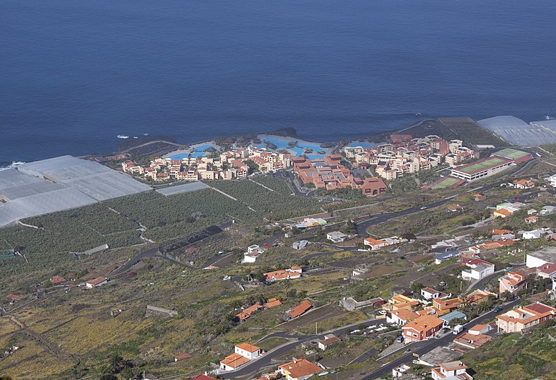 File:Looking down on the La Palma Princess (5488773863).jpg