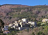 Village de Lucciana, bâti sur un piton rocheux.