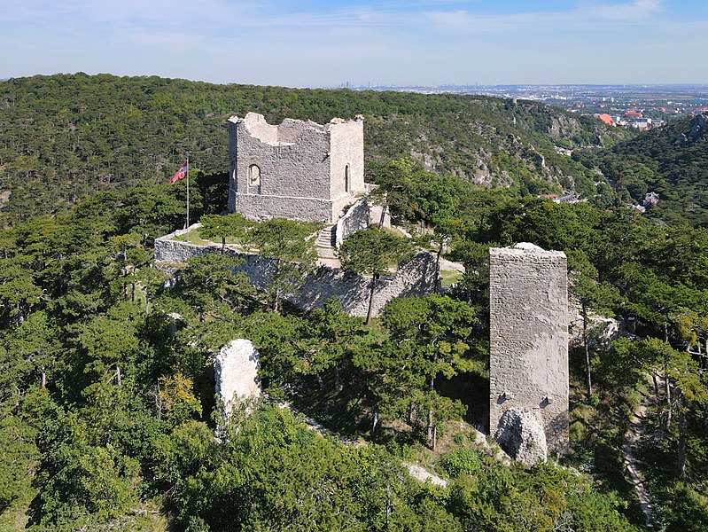 File:Mödling - Burgruine (b).JPG