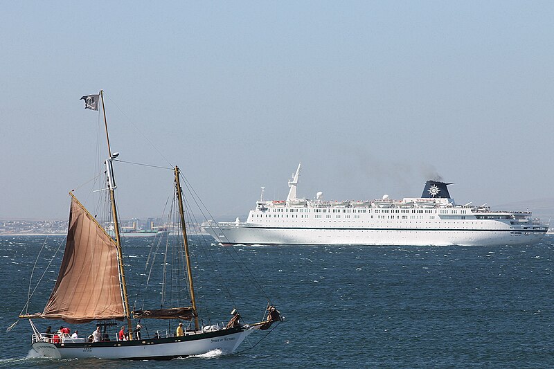 File:MSC Melody, Cape Town, 2012 side.jpg