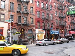 Macdougal Street a pouliční scéna Minetta Lane NYC.jpg
