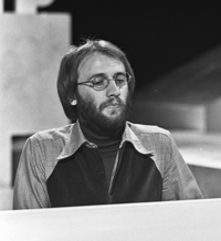 Maurice_Gibb_(Bee_Gees)_-_TopPop_1973_(cropped)