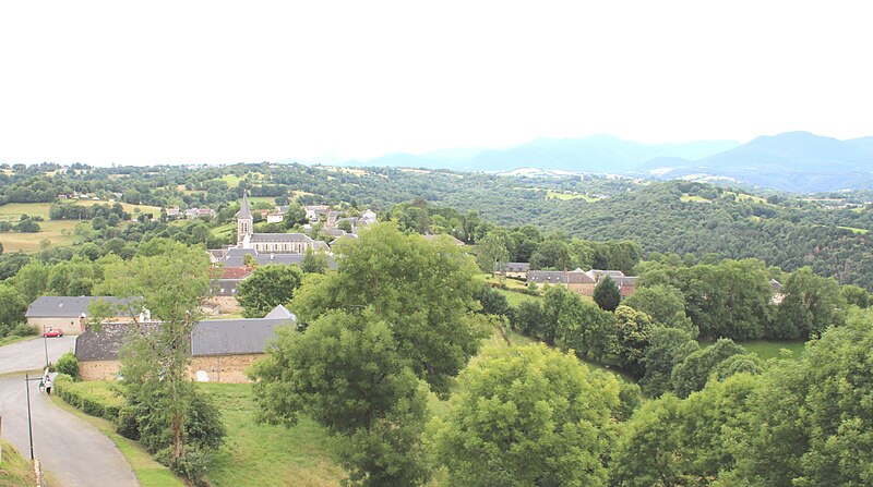 File:Mauvezin Vue du village.jpg