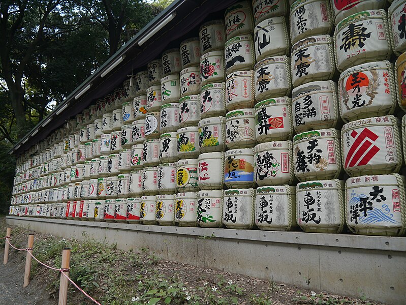 File:Meiji-jingu Sakefässer 2.jpg