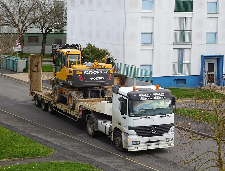 File:Mercedes-Benz Actros 1840 with Volvo excavator.jpg