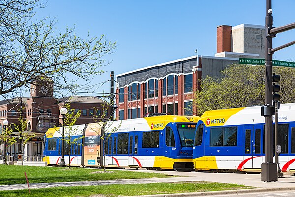 A Green Line light rail train on University Avenue next to the Minnesota State Capitol in Saint Paul.