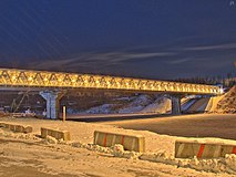 Puente de metro Mitinsky con iluminación nocturna encendida