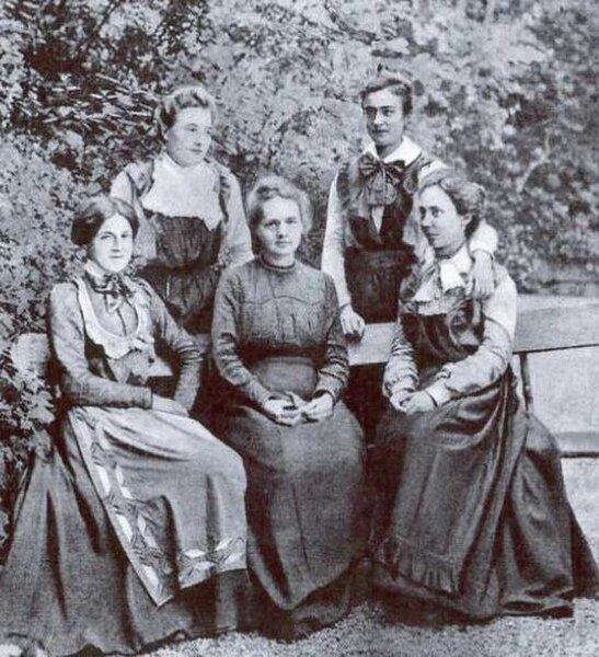 Standing, from left to right: Marthe and Anna Cartan. Sitting: Madeleine, Marie Curie and Eugénie Cotton.