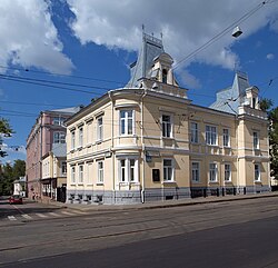 Roh Denisovsky Lane a Baumanskaya Street (vpravo).  Pohled z Baumanské.  Ščapovovo sídlo.