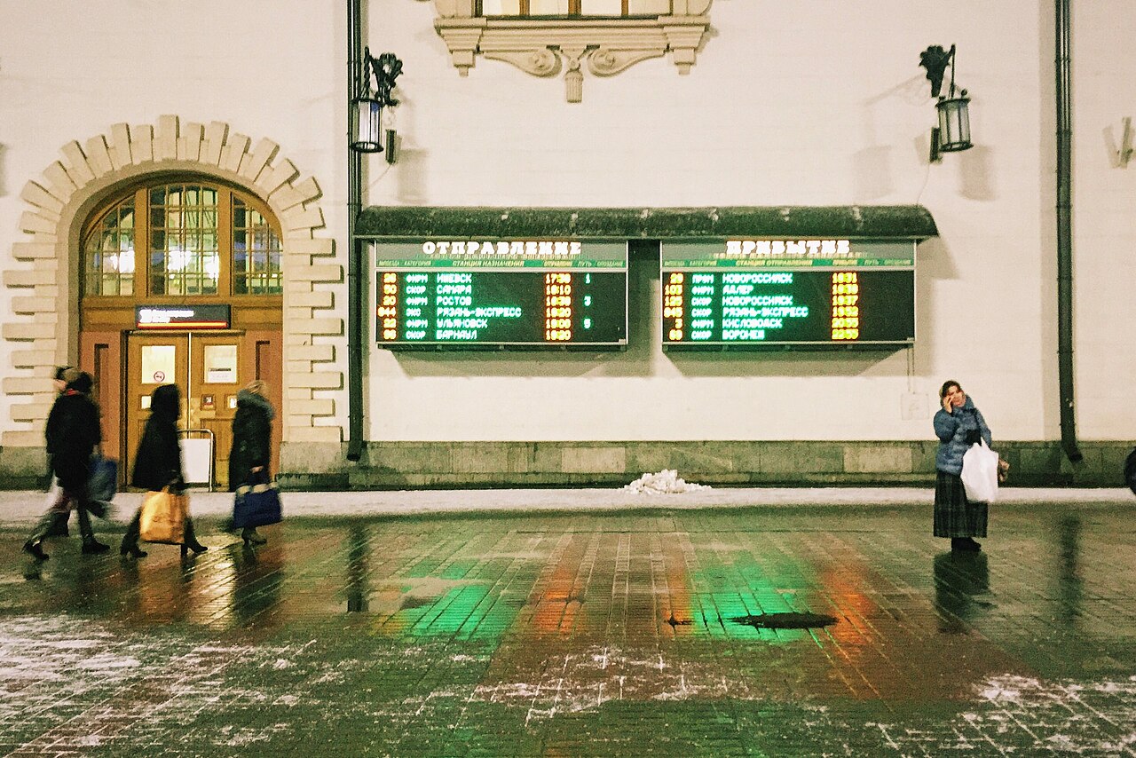Мобильник на станции Киевская. Проекторы на Ленинградском вокзале. Савеловский вокзал внутри. Ленин на белорусском вокзале.
