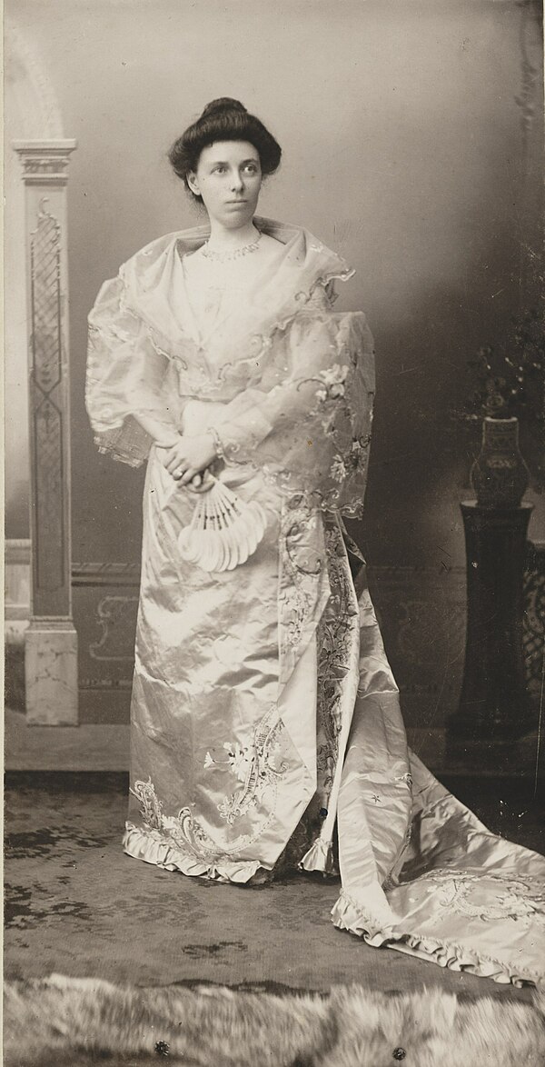 Helen Taft wearing a Philippine gown in Manila (1901)