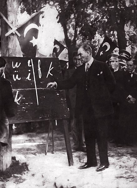 File:Mustafa Kemal harf devriminde.jpg