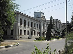 Het gebouw van de Prefectuur Vlaşca uit het interbellum, nu een museum.