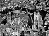 Neogotische middentoren op luchtfoto, ca. 1925