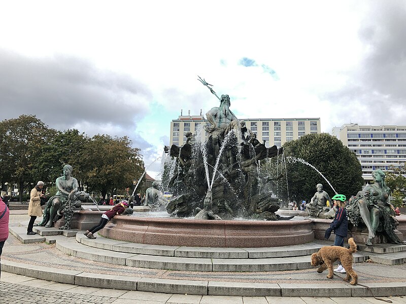 File:Neptunbrunnen 034.jpg