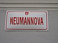 Znak Prachatic na tabuli s názvem ulice Neumannova