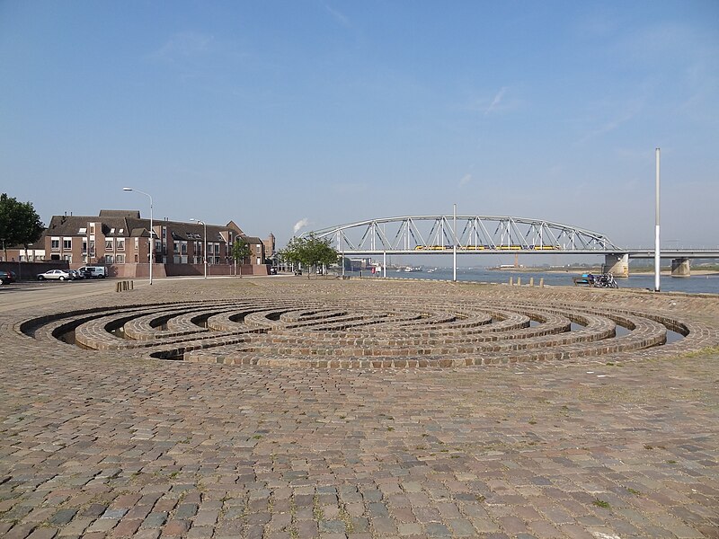 File:Nijmegen - Sculptuur 'Labyrinth' van Klaus van de Locht en Jaap van Hunen op de Waalkade ter hoogte van de Oude Haven.jpg