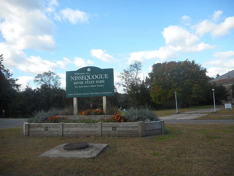 File:Nissequogue River Park Sign; St Johnland Road.jpg