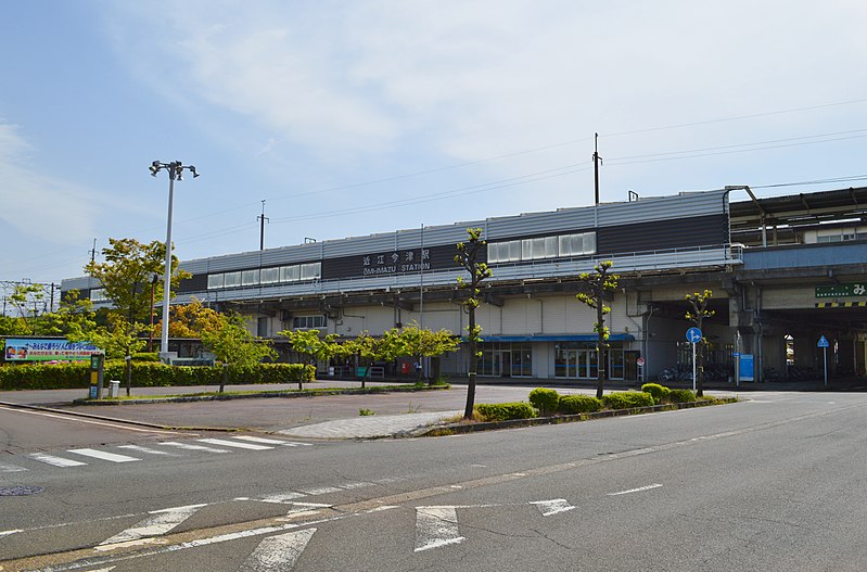 File:Omi-Imazu Station, ekisha.jpg