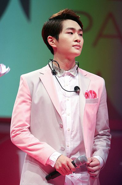 File:Onew at the Etude Pink Play Party in Singapore 03.jpg