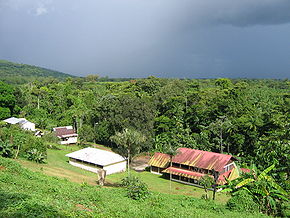 Vue de Wuanari depuis une route de campagne