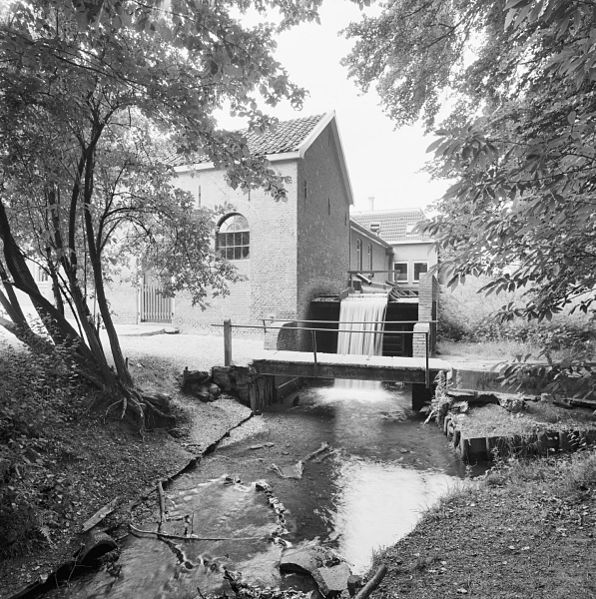 File:Overzicht voorgevel en rechter zijgevel watermolen met beek en bruggetje - Eerbeek - 20359664 - RCE.jpg