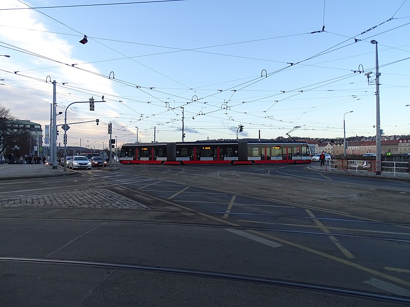 File:Palackého náměstí, tramvaj linky 7 v oblouku.jpg