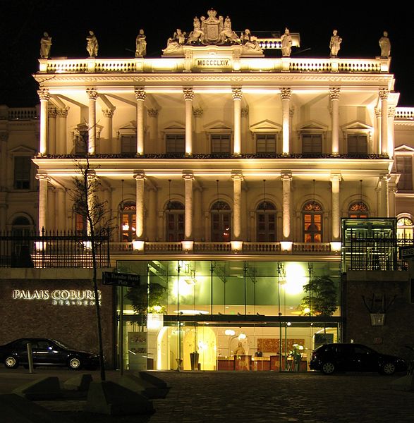 Datei:Palais coburg entrance night edit.jpg