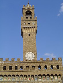 Photo du haut d'une tour médiévale surmontant un palais