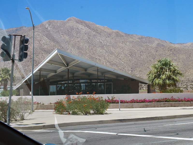 File:Palm Springs - Tramway Gas Station - 20150728120333.jpg