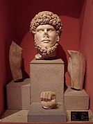 Partes de una estatua colosal de Lucio Vero en Perge.