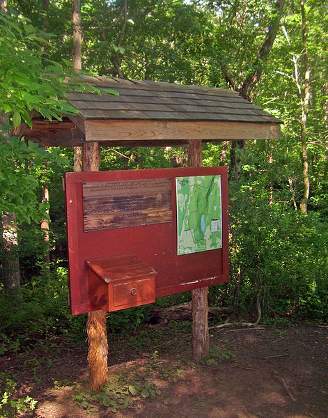 File:Pawling Nature Preserve kiosk on AT.jpg