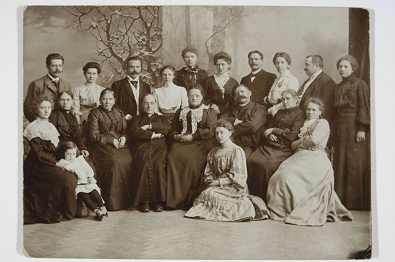 File:Pelagia Eitner-Gdeczyk with her family.jpg