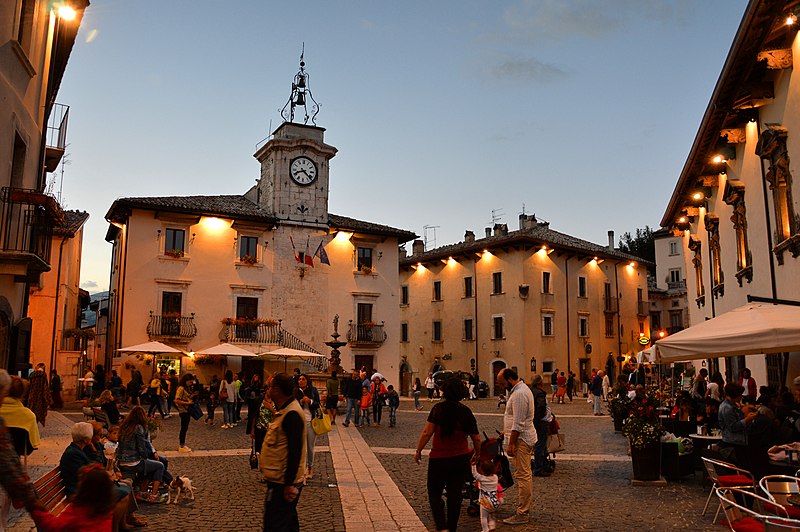 File:Pescocostanzo, piazza.jpg